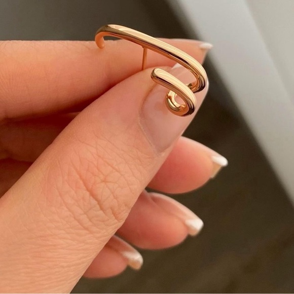 Huggie Earrings 18k Gold Plated Claw Earrings - Picture 13 of 16